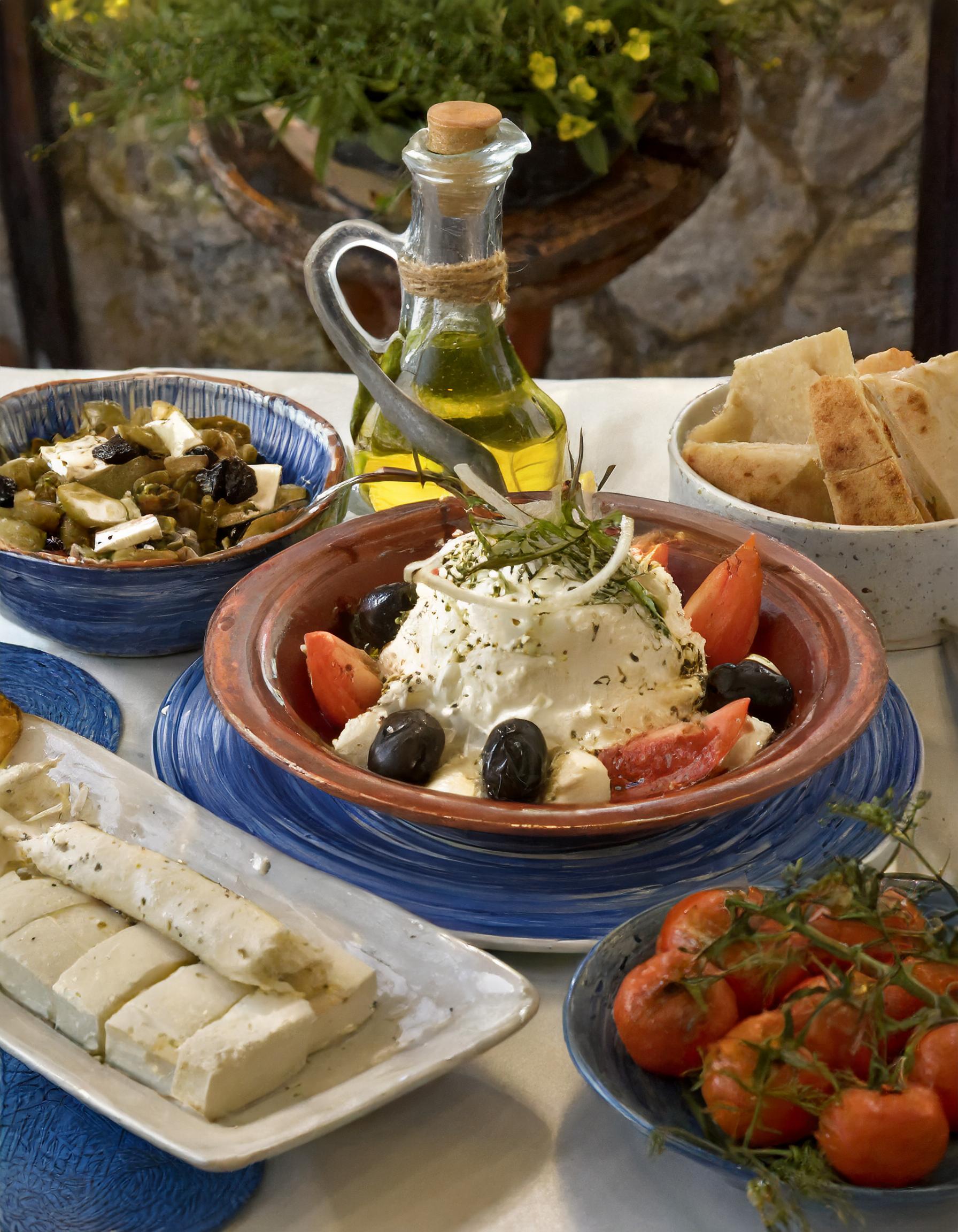 Frisches, knuspriges Baguette auf einem rustikalen Holztisch